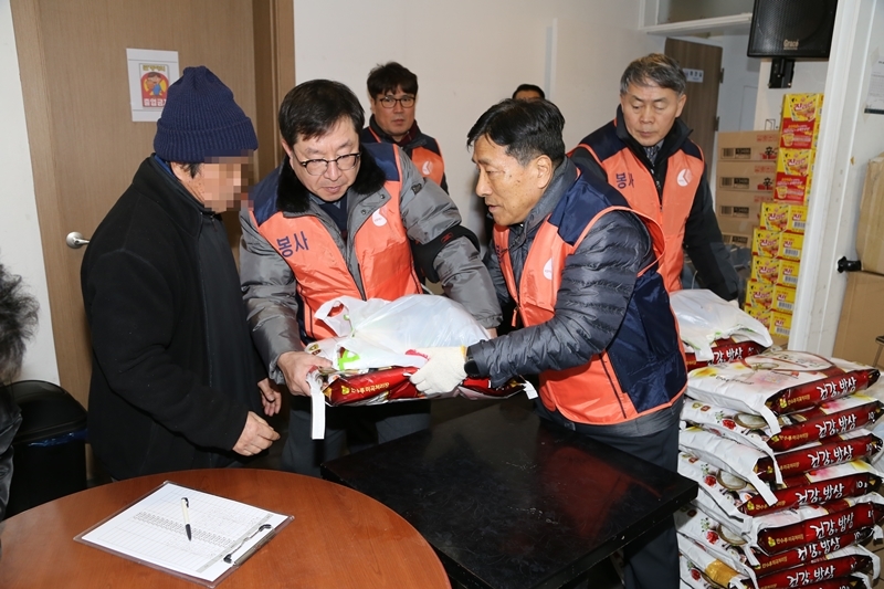 사랑의 쌀을 쪽방촌 이웃에게 건네는 김동기 감사 사진